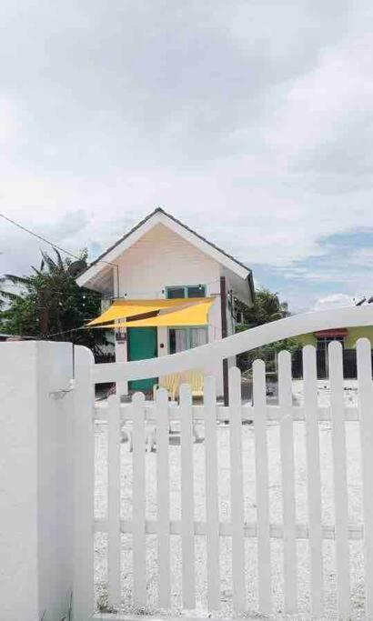 Willa Sea Kecil Tiny House Near Jetty Of Kuala Besut Kampong Nail Zewnętrze zdjęcie